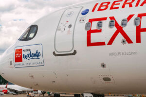 Detalle del sello Madrid Excelente en el morro del Airbus A321neo EC-NUD de Iberia Express.