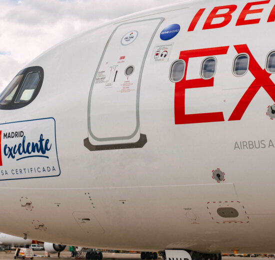 Detalle del sello Madrid Excelente en el morro del Airbus A321neo EC-NUD de Iberia Express.