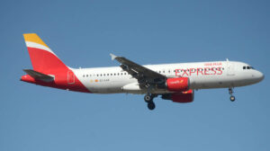 Iberia Express aumenta su oferta de vuelos a Canarias y Baleares por Semana Santa.
