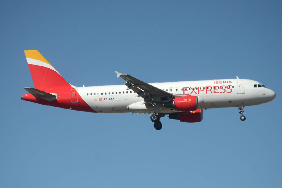 Iberia Express aumenta su oferta de vuelos a Canarias y Baleares por Semana Santa.