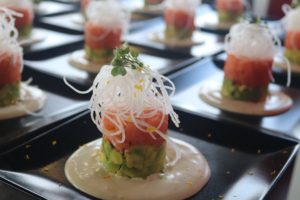 Tartar de salmón y aguacate, parte de la nueva oferta de comidas a bordo de Iberia Express.