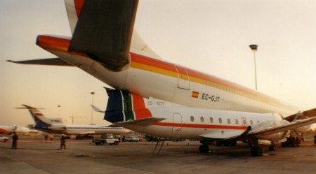 El HS.748 ZS-XGY incrustado bajo el Airbus A340 de Iberia en Johannesburgo.