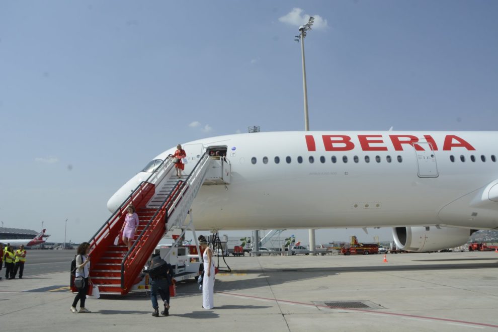 Pasaje desembarcando de un A350 de Iberia en Barajas atendido por personal de tierra de Iberia.