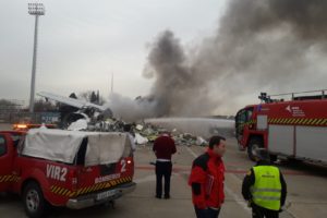 Un momento del incendio del Airbus A340 EC¨GJT durante su desguace en Madrid.