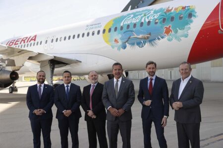 Representantes de Iberia y el Gobierno de Puerto Rico en la presentación del A320.