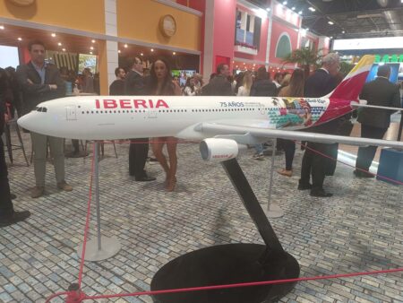 Maqueta de un Airbus A330-300 de Iberia con la decoración especial de Puerto Rico en Fitur.