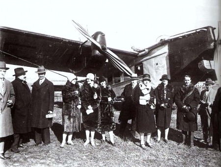 Un grupo de pasajeros posa junto al Rohrbach Roland de Iberia en el que van a volar.