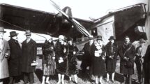 Pasajeros de Iberia junto a uno de los Rohrbach con los que comenzó a volar hace 95 años el próximo diciembre.