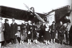 Pasajeros de Iberia junto a uno de los Rohrbach con los que comenzó a volar hace 95 años el próximo diciembre.