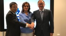 De izquierda a derecha, Shen Wei, vicepresidente de Spring Airlines; Isabel Maestre, directora de AESA; y Luis Gallego, presidente de Iberia tras la firma del acuerdo entre las dos aerolíneas.
