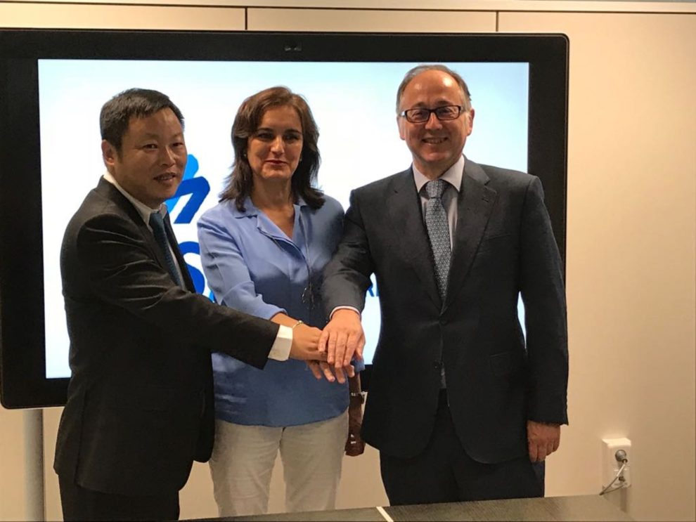 De izquierda a derecha, Shen Wei, vicepresidente de Spring Airlines; Isabel Maestre, directora de AESA; y Luis Gallego, presidente de Iberia tras la firma del acuerdo entre las dos aerolíneas.