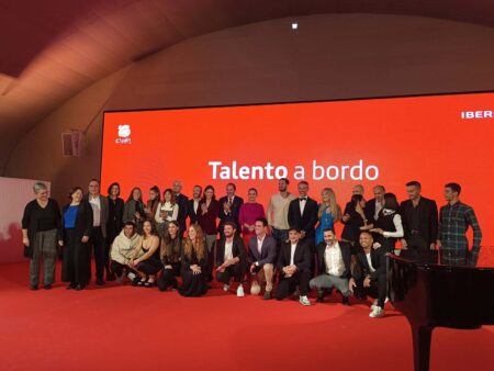 Foto de familia de los famosos que participan en Talento a Bordo.