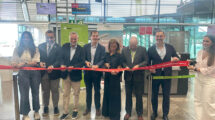 Corte en Madrid de la cinta inaugural del primer vuelo Madrid-Toronto de Iberia.