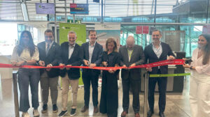 Corte en Madrid de la cinta inaugural del primer vuelo Madrid-Toronto de Iberia.