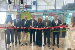 Corte en Madrid de la cinta inaugural del primer vuelo Madrid-Toronto de Iberia.