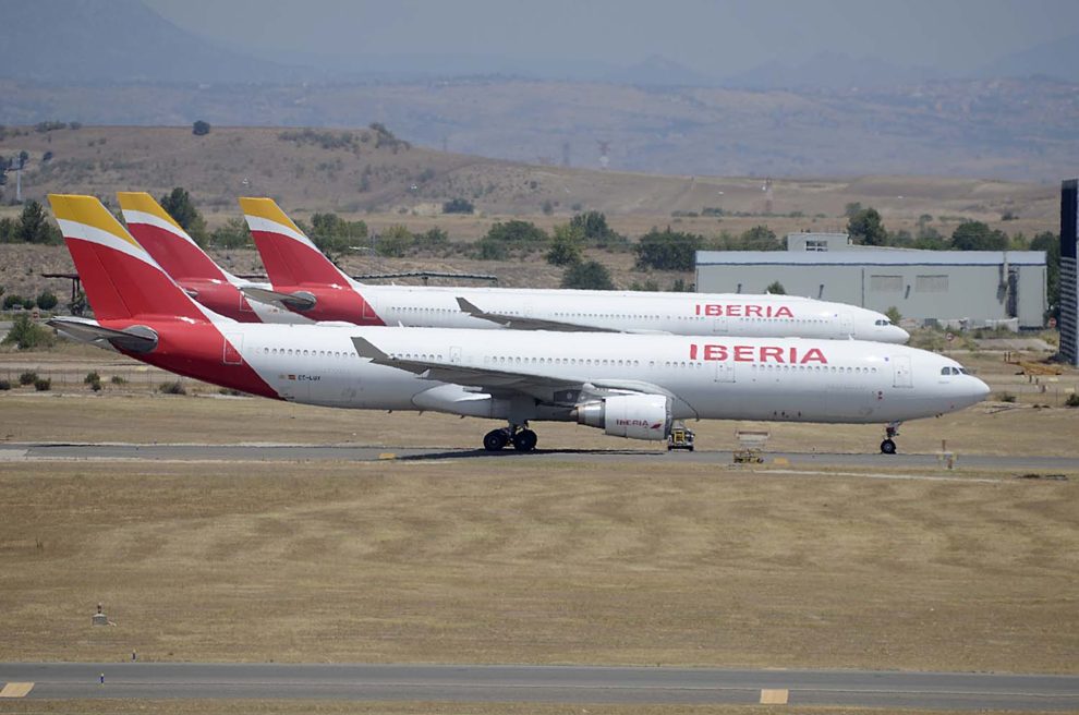 Aviones de Iberia estacionados esperando mejores tiempos en el aeropuerto de Madrid Barajas.