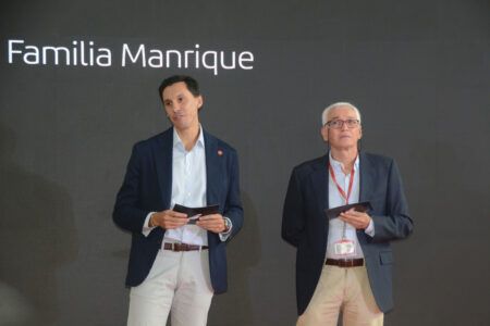 Dos de los miembros de la familia Manrique representaron a los trabajadores de Iberia. Tres generaciones de ella han trabajado para ella. El "abuelo", Luis, entró a trabajar en 1951, y en 2027 cumplirá 100 años.
