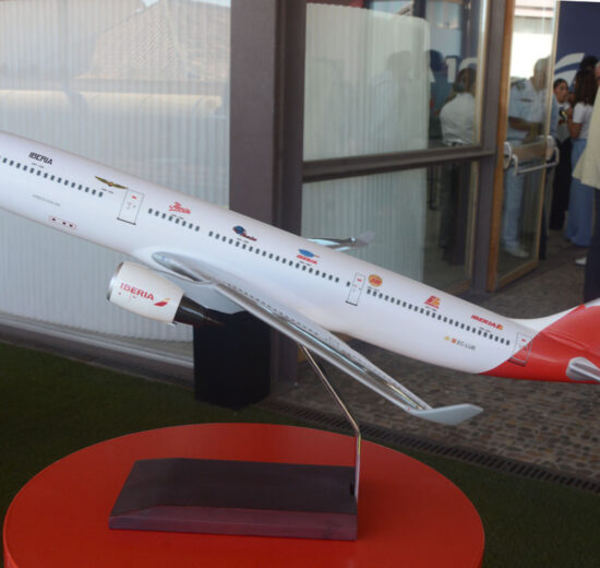 Iberia decorará varios aviones, ya en 2027, con dos libreas especiales, una de ellas dedicada a sus logotipos.