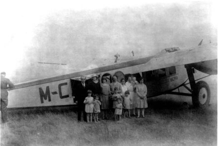 Foto de recuerdo del vuelo para los pasajeros frente a un Rohrbach de Iberia.
