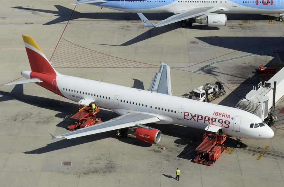Servico de un Airbus A321 de Iberia Express en el aeropuerto de Palma de Mallorca por Iberia Airport Services.