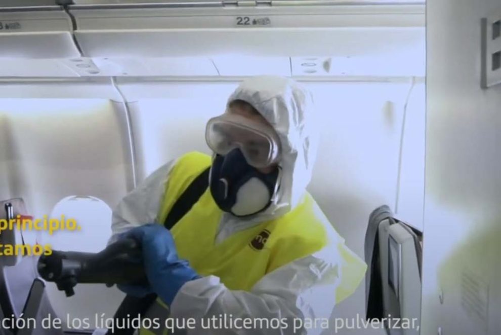 Nuevos equipos para lograr una limpieza y desinfección aún mayor en los aviones de Iberia frente al COVID-19.