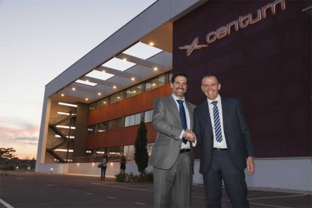 Igor Amantegui y Javier Chamorro, fundadores de Centum, delante de la sede de la empresa en Getafe