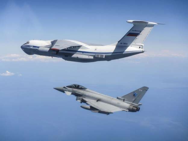 Il-76 de la Fuerza Aérea rusa interceptado por aviones Eurofighter Typhoon de la RAF.