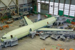 El primer Ilyushin Il-96-400M en la cadena de montaje