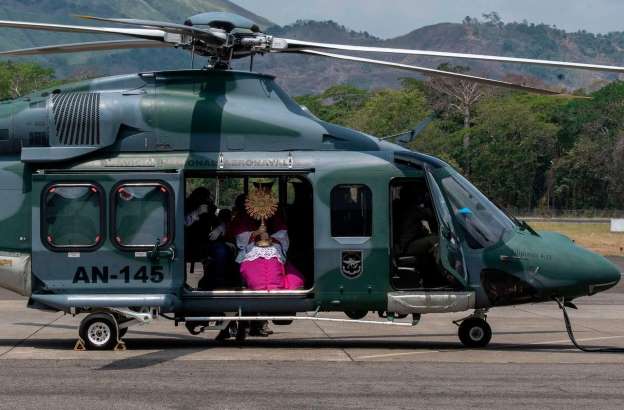 Helicóptero de la Marina de Panamá usado para decir misa desde el aire por Senana Santa.