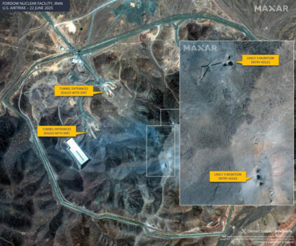 Imagen por satélite que muetsra varios impactos de entrada de las GBU-57 en Fordow.
