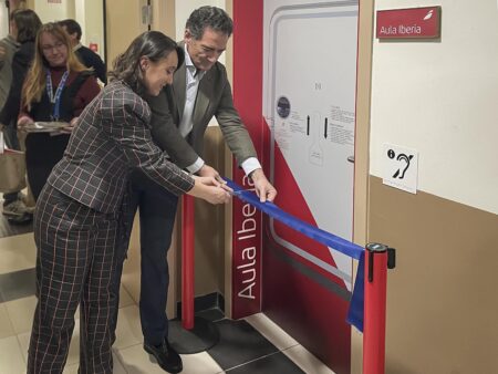 María Bello y Gustavo Alonso cortan la cinta inaugural del Aula Iberia.