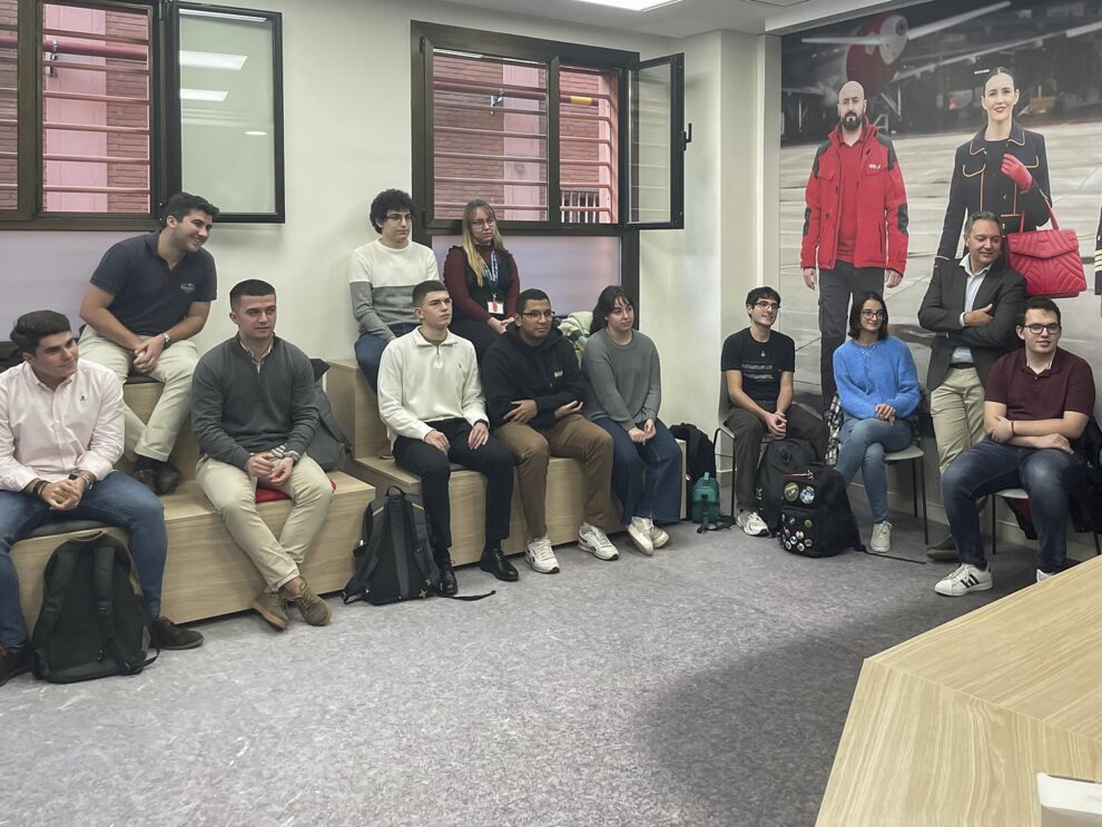 Alumnos de la ETSIAE en el Aula Iberia.