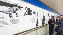 Inauguración del mural dedicado a Cuatro Vientos a cargo del consejero de Transportes e Infraestructuras de la Comunidad de Madrid, David Pérez, y el jefe del Servicio Histórico y Cultural del Ejército del Aire, general José Luis Figuero.