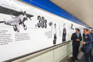 Inauguración del mural dedicado a Cuatro Vientos a cargo del consejero de Transportes e Infraestructuras de la Comunidad de Madrid, David Pérez, y el jefe del Servicio Histórico y Cultural del Ejército del Aire, general José Luis Figuero.