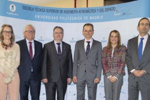 Pedro Duque con los representantes de la ESA, CDTI, UPM y ETSIAE.