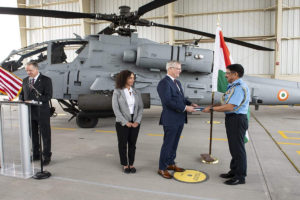Ceremonia oficial de recepción de los primeros Boeing AH-64E de la Fuerza Aérea de India.