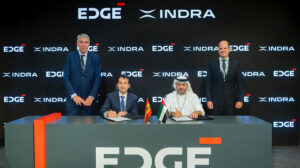 Firma del acuerdo entre Indra y Edge Group en el salón de Dubai.