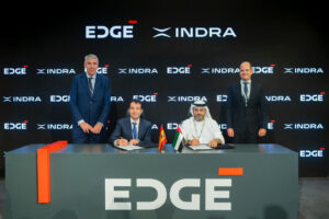 Firma del acuerdo entre Indra y Edge Group en el salón de Dubai.