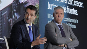 Escribano y De los Mozos durante su intervención en el organizado por Indra.