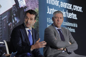 Escribano y De los Mozos durante su intervención en el organizado por Indra.
