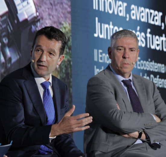 Ángel Escribano y José Vicente De los Mozos, consejero delegado de Indra.