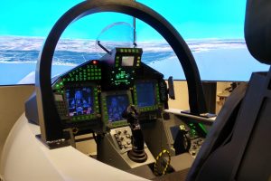 Cockpit y sistema visual de uno de los simuladores actuales de Eurofighter.
