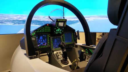 Cockpit y sistema visual de uno de los simuladores actuales de Eurofighter.