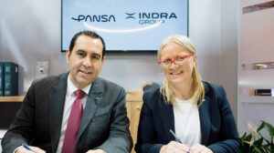Firma del contrato entre Indra y PANSA.