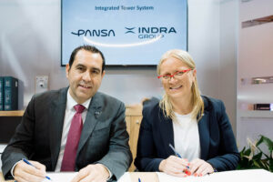 Firma del contrato entre Indra y PANSA.