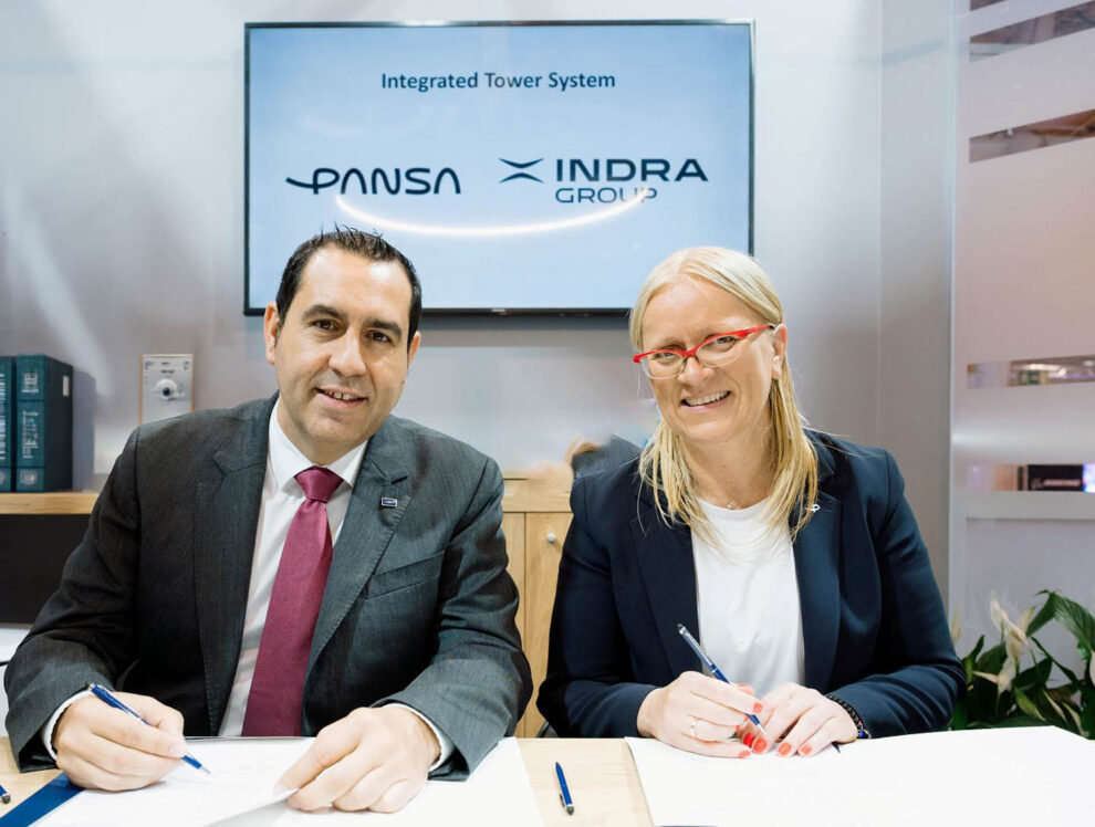 Firma del contrato entre Indra y PANSA.