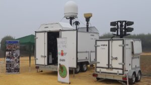 Antenas y sensores del sistema antidrones Indra Crow en sus remolques de transpporte y operación.