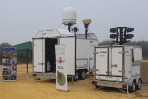 Antenas y sensores del sistema antidrones Indra Crow en sus remolques de transpporte y operación.