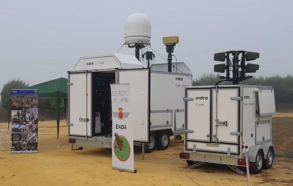Antenas y sensores del sistema antidrones Indra Crow en sus remolques de transpporte y operación.