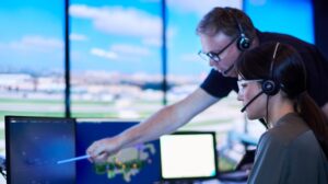 Formación de controladores en un simulador de torre de control.